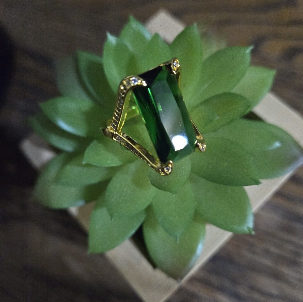 NWT rectangular cut emerald stone in a polished gold tone setting Size 10